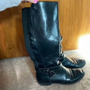 Black calf-high boots. Small heel.